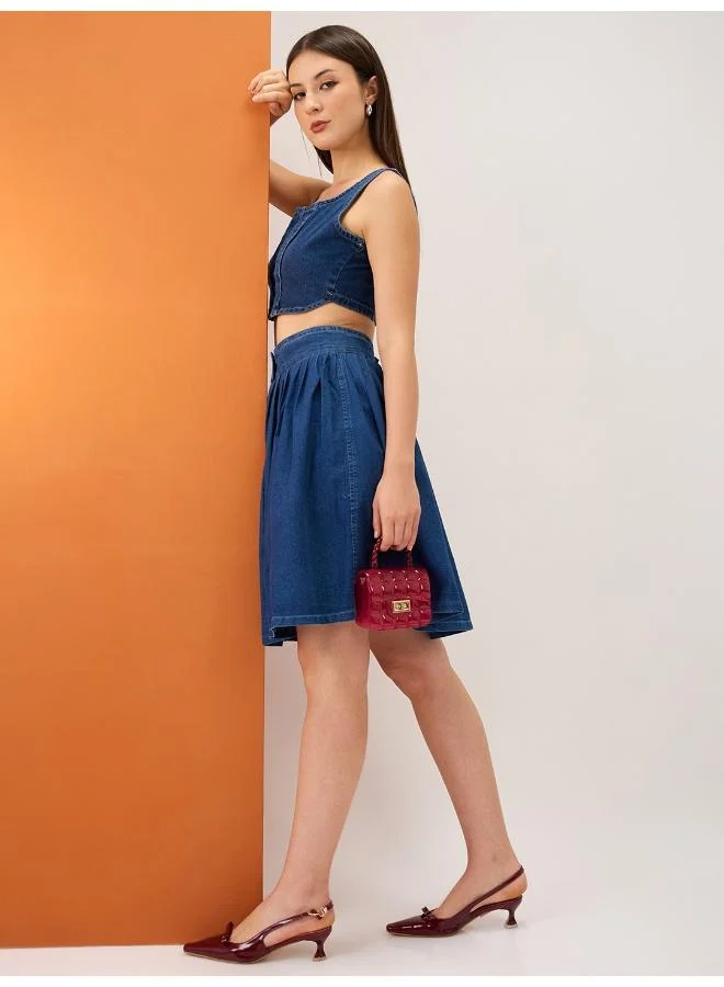 جلو باص جوب نسائي أزرق ميدي بخصر مرتفع وطيات وأزرار، تنورة جينز واسعة فوق الركبة