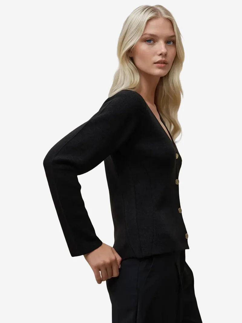 زوبعة كارديجان بأزرار وياقة على شكل حرف