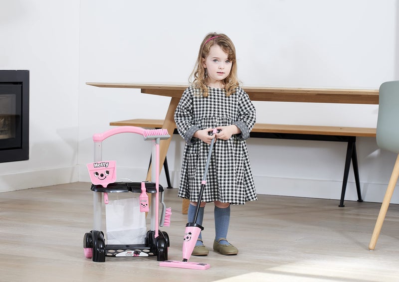 CASDON ألعاب كاسدون هنري وهيتي - عربة تنظيف هيتي - مجموعة ألعاب مستوحاة من هيتي باللون الوردي مع ممسحة، فرش، مجرفة، وإكسسوارات - مجموعة عربة تنظيف للأطفال - للأطفال من عمر 3 سنوات فما فوق - Image 3