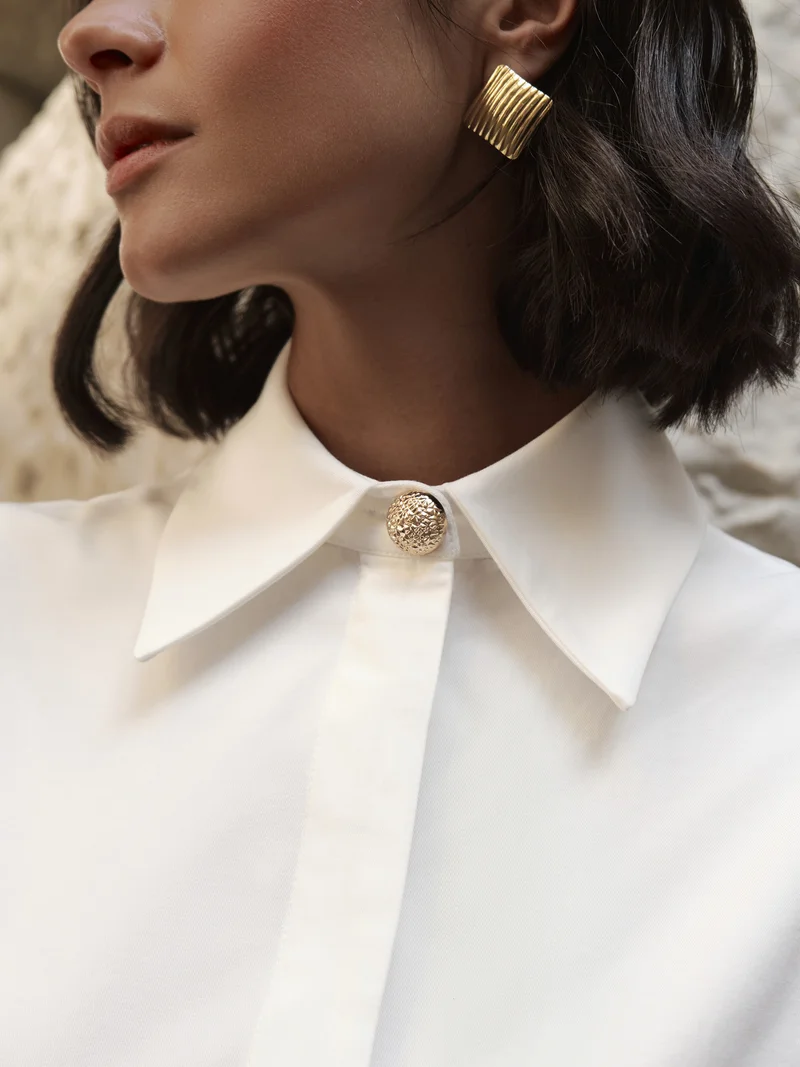 Lichi Fitted shirt with side stitching and accent buttons