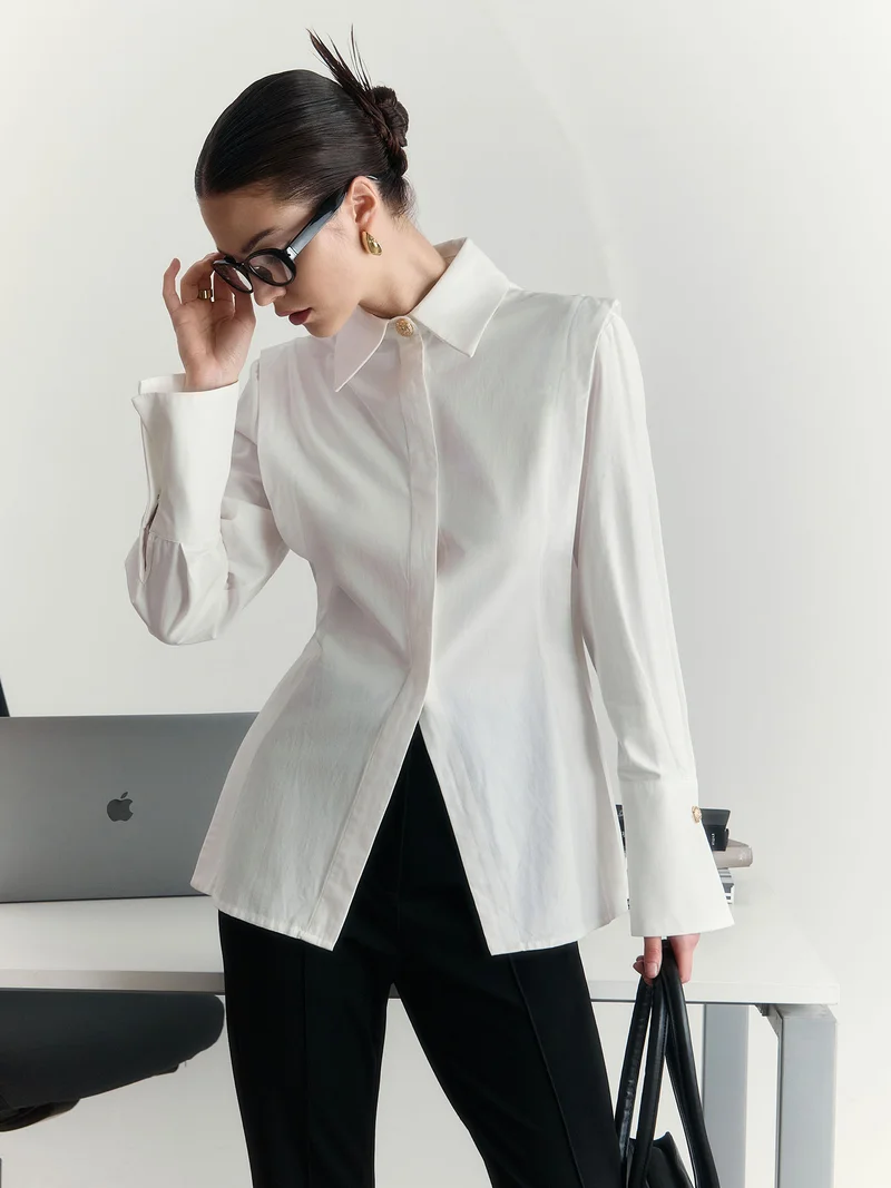 Lichi Fitted shirt with side stitching and accent buttons