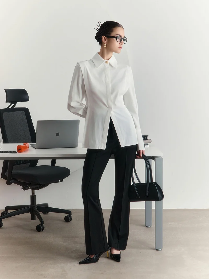 Lichi Fitted shirt with side stitching and accent buttons