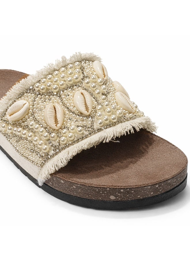 سليبر حريمي مزين باللؤلؤ والصدف الطبيعي – نسائي صيفي بنعل مريح سويدي – تصميم أنيق للخرجات والكاجوال - Image 4