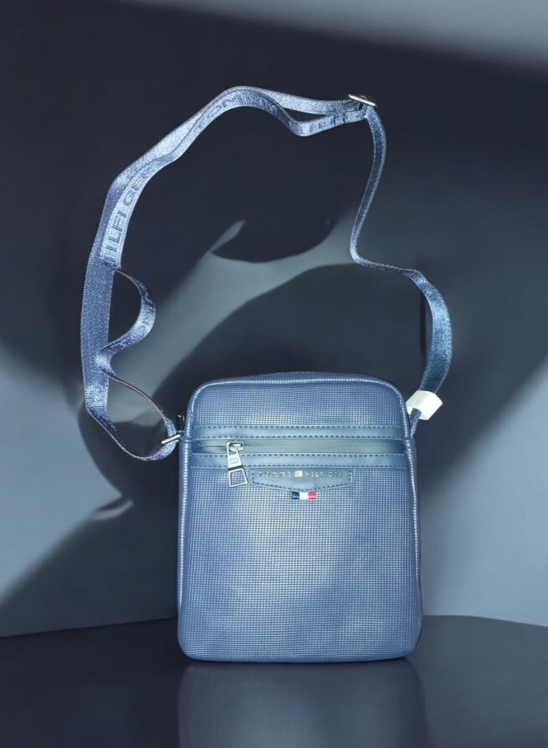 تومي هيلفيغر سبورت حقيبة كروس تومي اللون الأزرق – أنيقة وعملية مع جيب أمام  بسحاب، وقسم رئيسي واسع - Image 1
