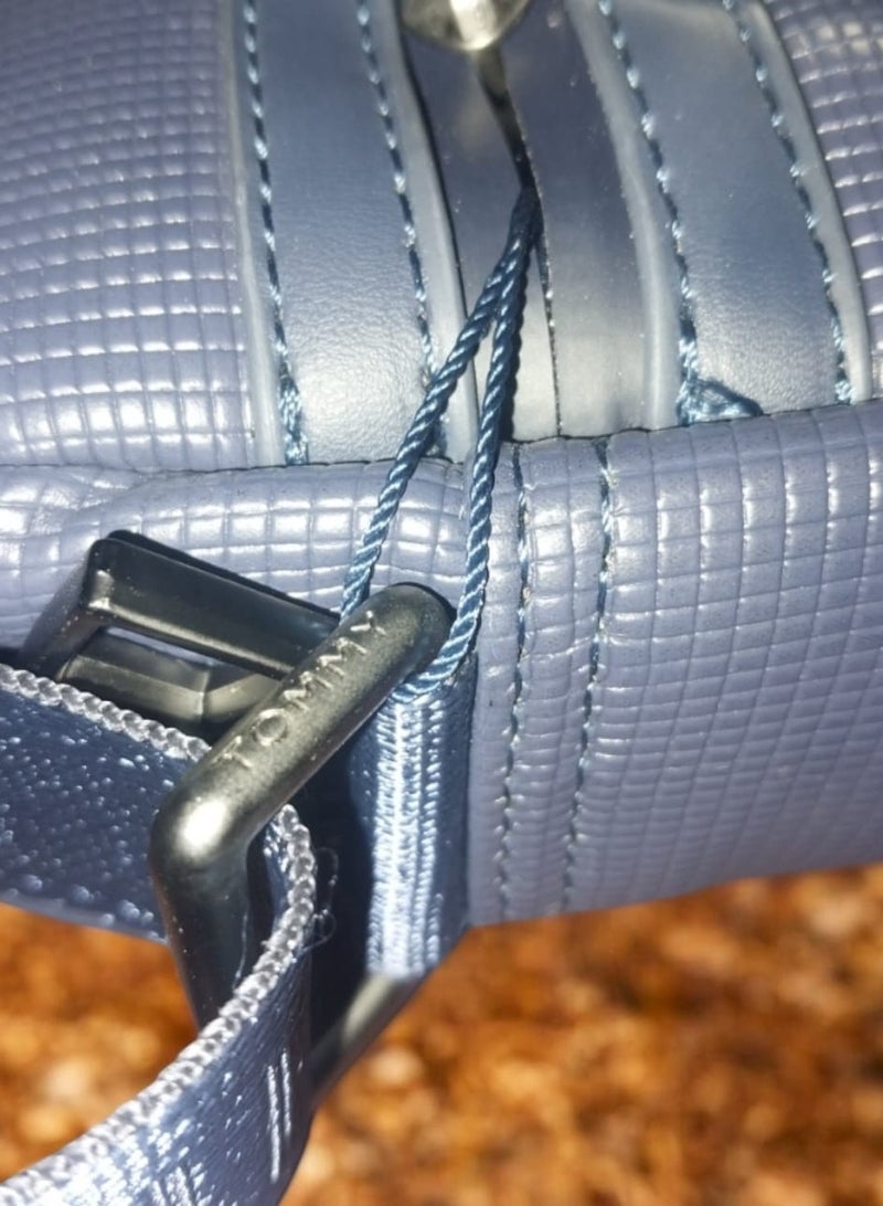 تومي هيلفيغر سبورت حقيبة كروس تومي اللون الأزرق – أنيقة وعملية مع جيب أمام  بسحاب، وقسم رئيسي واسع - Image 4