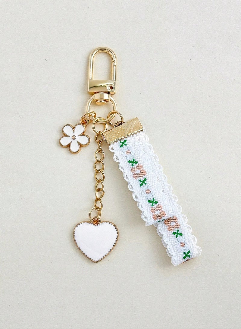 سلسلة مفاتيح بتصميم الدانتيل والزهور مع تعليقة قلب - Image 2