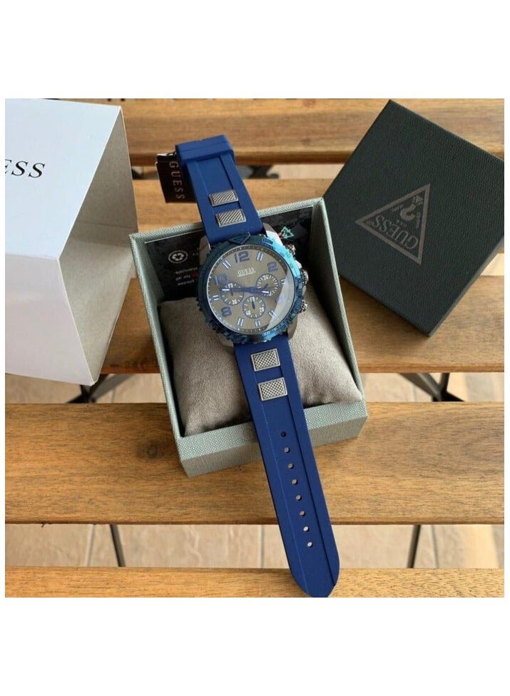 جس ساعة GUESS W0599G2 للرجال من الفولاذ المقاوم للصدأ وحزام من السيليكون/المطاط باللون الأسود والأزرق، تاج لولبي - Image 4