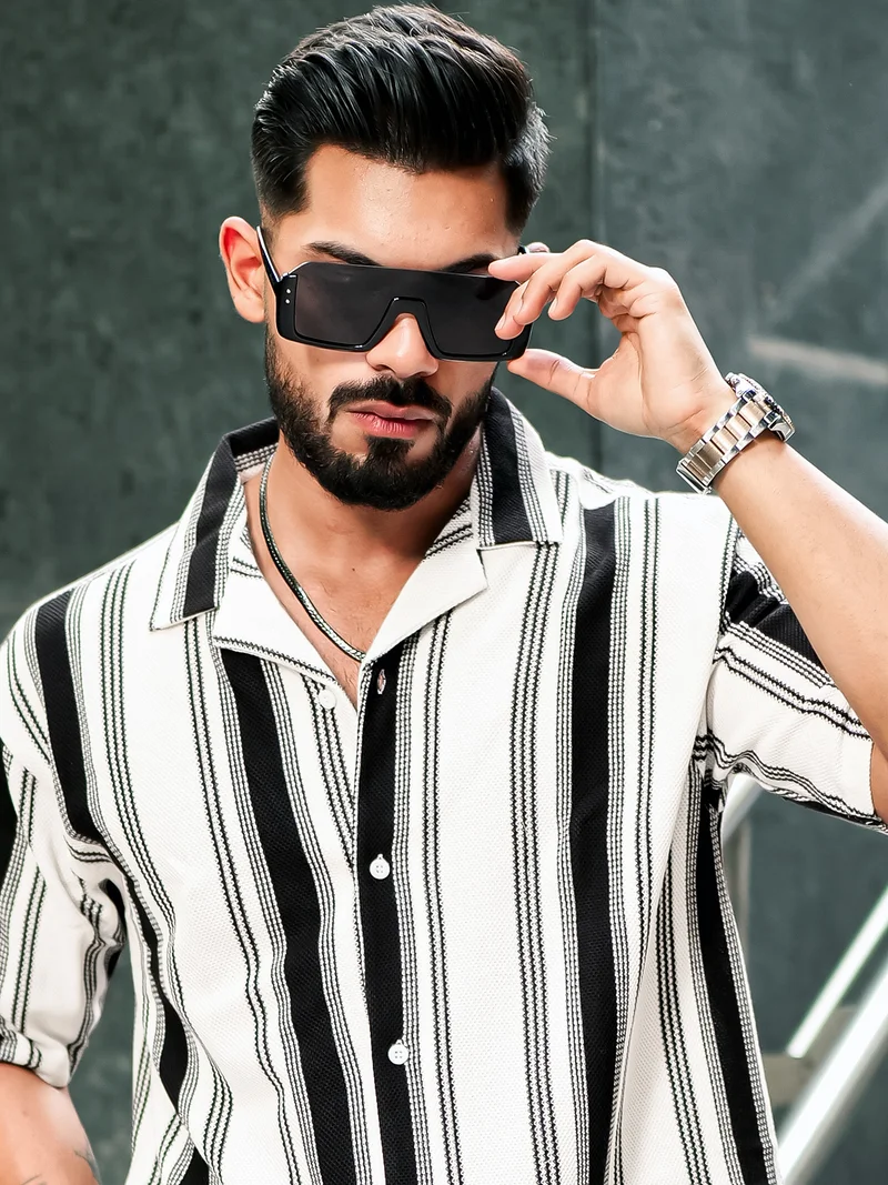 مانياك قميص رجالي مانياك بنقشة خطوط الباركود وأكمام نصفية من قماش العسل باللونين الأسود والأبيض