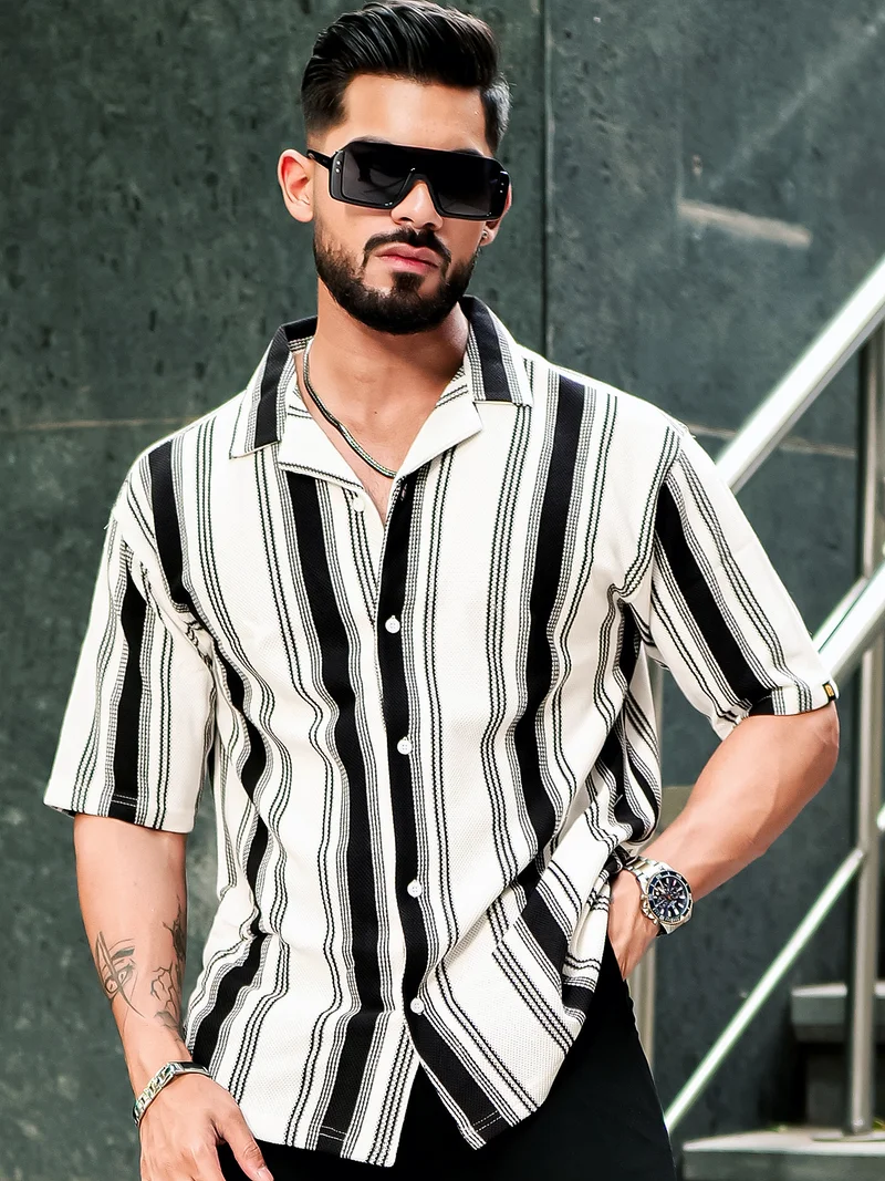 مانياك قميص رجالي مانياك بنقشة خطوط الباركود وأكمام نصفية من قماش العسل باللونين الأسود والأبيض