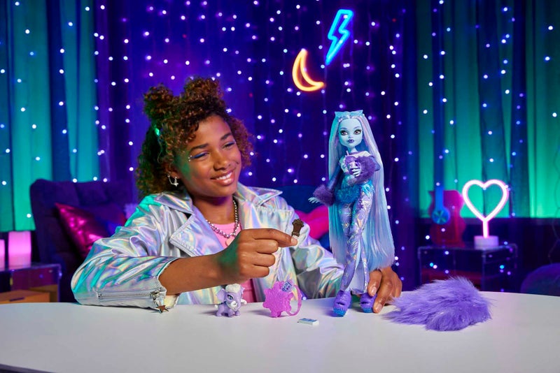 MONSTER HIGH دمية مونستر هاي، آبي بومينابل يتي مع حيوانها الأليف ماموث تندرا وإكسسوارات تشمل وشاح فروي وحقيبة ظهر على شكل ثلج - Image 2