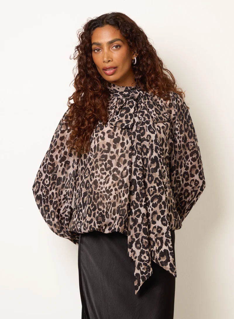 بلو فانيلا Leopard Diamante Tie Neck Puffball Blouse