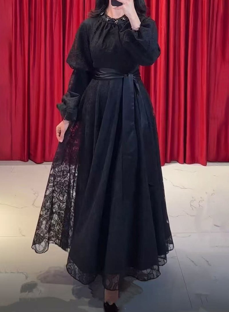 ميرين فستان ماكسي أسود من الدانتيل مع حزام خصر بحزام، وياقة مزخرفة وأكمام شفافة - Image 1