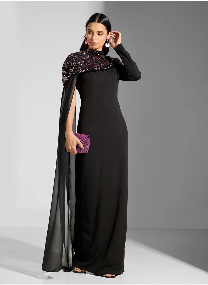 نمشي x Dress With Exaggerated Trail & Detachable Shimmer Cape