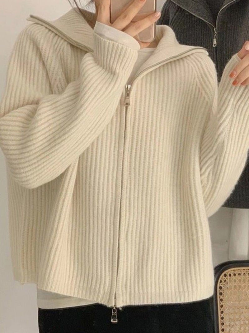 YUNIQEE سويت شيرت بأكمام طويلة على شكل V باللون الأبيض الفاتح من الأكريليك - Image 1