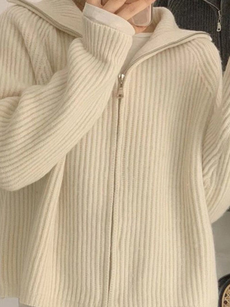 YUNIQEE سويت شيرت بأكمام طويلة على شكل V باللون الأبيض الفاتح من الأكريليك - Image 2