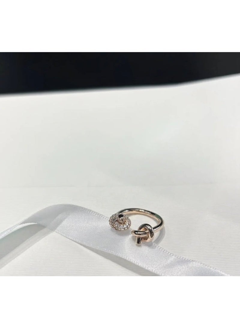 The ring is fashionable with all copper gold-plated craftsmanship, shining and beautiful