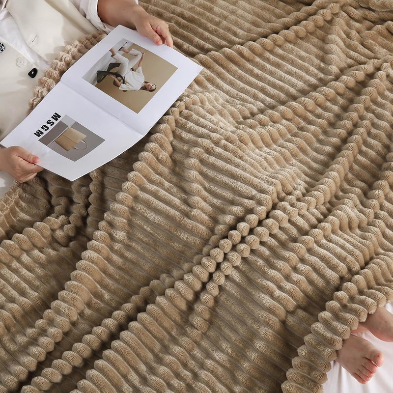 Linecooo بطانية من الصوف باللون البني، مقاس 50” × 60”， مناسبة للأريكة أو السرير، ناعمة جدًا ومريحة، مصنوعة من القطن الميكروفيبر مع تصميم خطوط، خفيفة الوزن، مناسبة للبالغين والنساء والفتيات. - Image 4