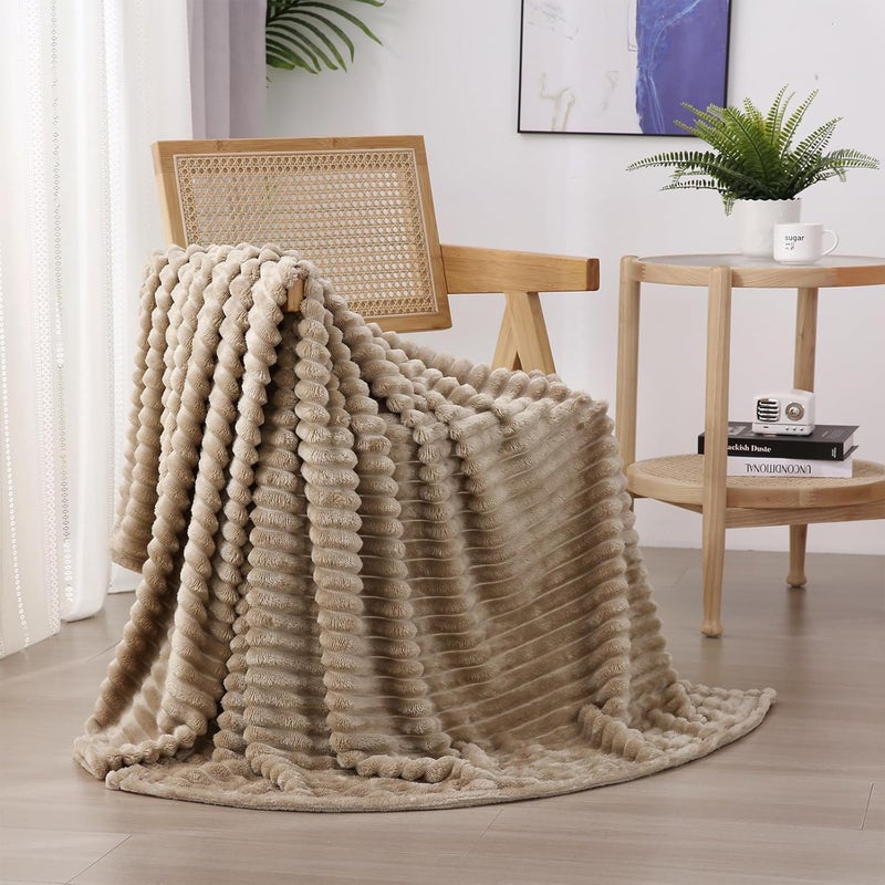 Linecooo بطانية من الصوف باللون البني، مقاس 50” × 60”， مناسبة للأريكة أو السرير، ناعمة جدًا ومريحة، مصنوعة من القطن الميكروفيبر مع تصميم خطوط، خفيفة الوزن، مناسبة للبالغين والنساء والفتيات. - Image 1