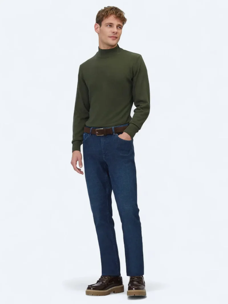 كيب بنطال جينز أزرق داكن بقصة ضيقة مصنوع من مزيج القطن