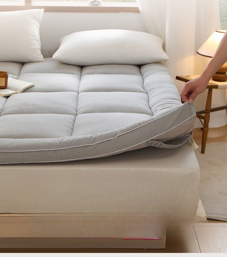 90×200cm Foldable Student Mattress, Soft Tatami Floor Bed Pad, Non-Slip Bottom with Straps, Ideal for Hostel & Guest Use - Image 1
