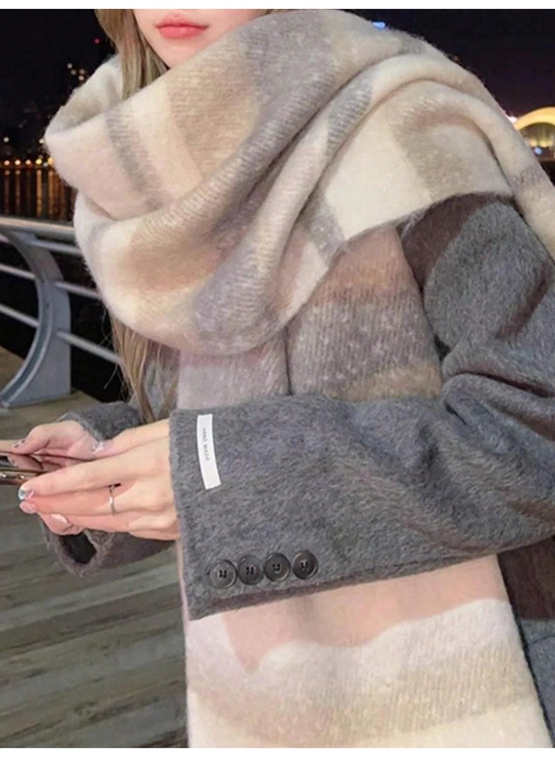 شال شتوي نسائي فاخر بتصميم مخطط شال شتوي مصنوع من  قماش ناعم ودافئ يضيف لمسة ناعمه وفاخره لإطلالتك الشتوية. - Image 3