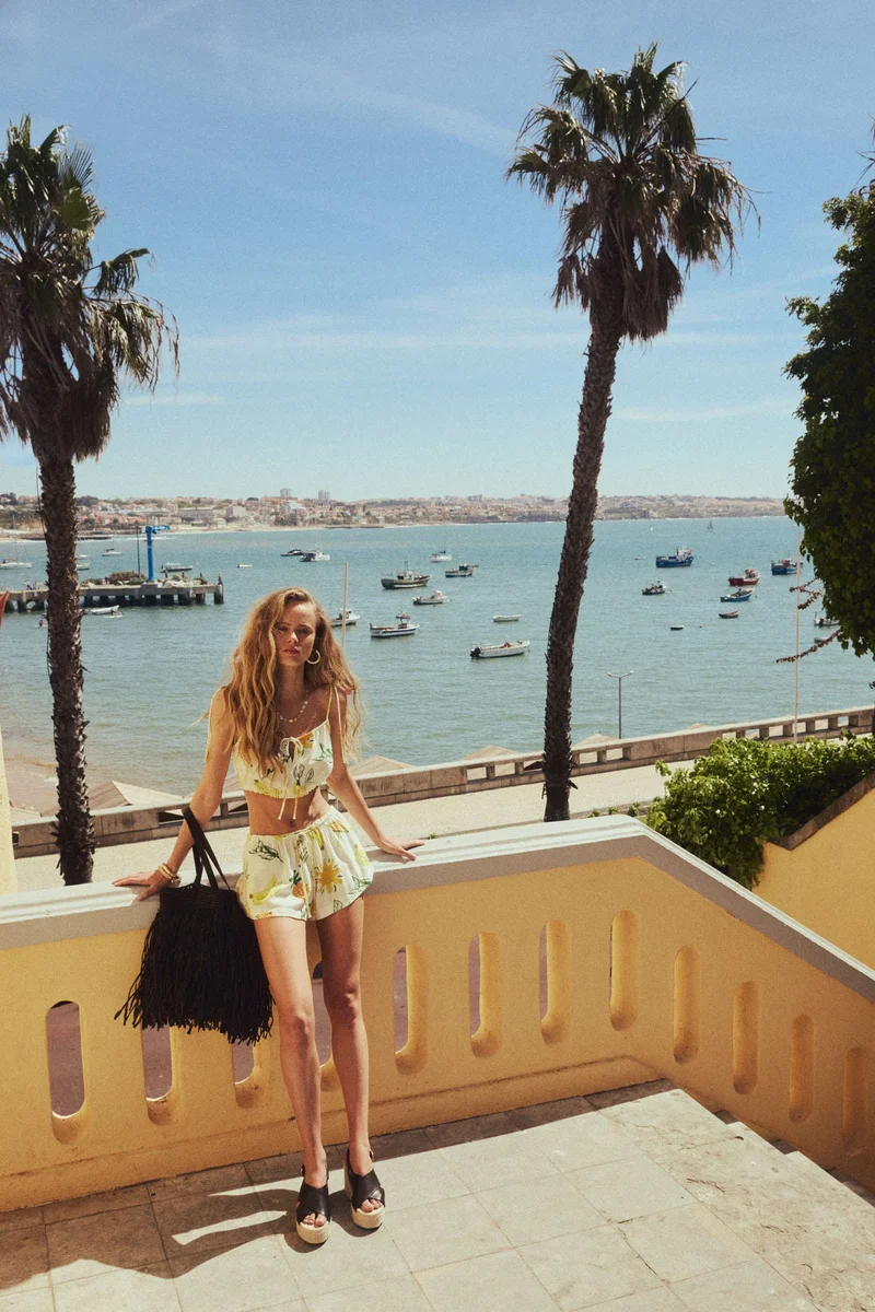 اتش اند ام بلوزة قصيرة بتفاصيل رباط