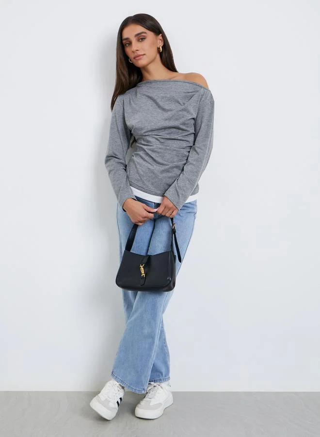 ستايلي بلوزة بأكتاف مكشوفة وأكمام طويلة