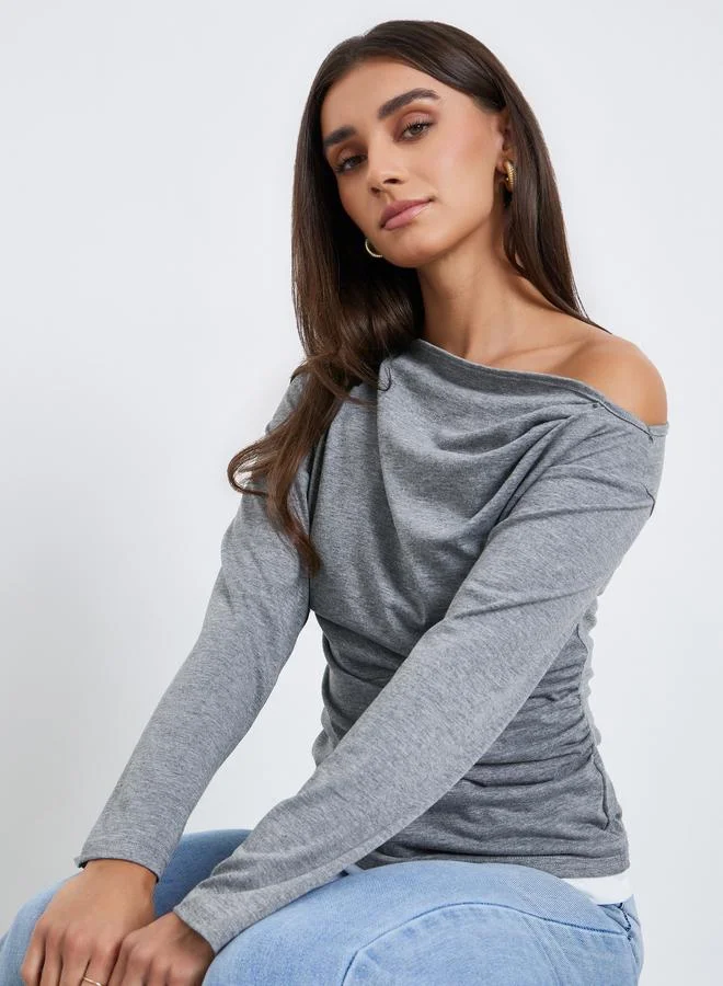 ستايلي بلوزة بأكتاف مكشوفة وأكمام طويلة