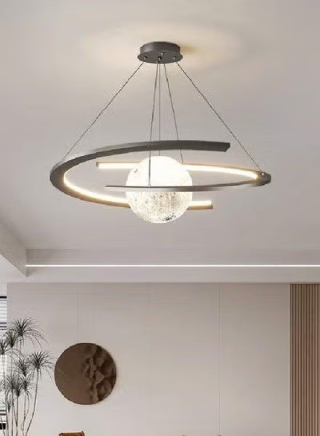 رافين مصباح معلق حديث على شكل نجمة فضاء، ثريا LED قابلة للتعتيم مع تصميم كرة كوكب الأرض الأكريليكية، 3 أوضاع ألوان إضاءة قابلة للتعديل، مصباح سقف معلق لغرفة النوم أو غرفة المعيشة أو غرفة الأطفال أو ديكور فني منزلي 120 × 60 سم (قابل للتعديل). - Image 4