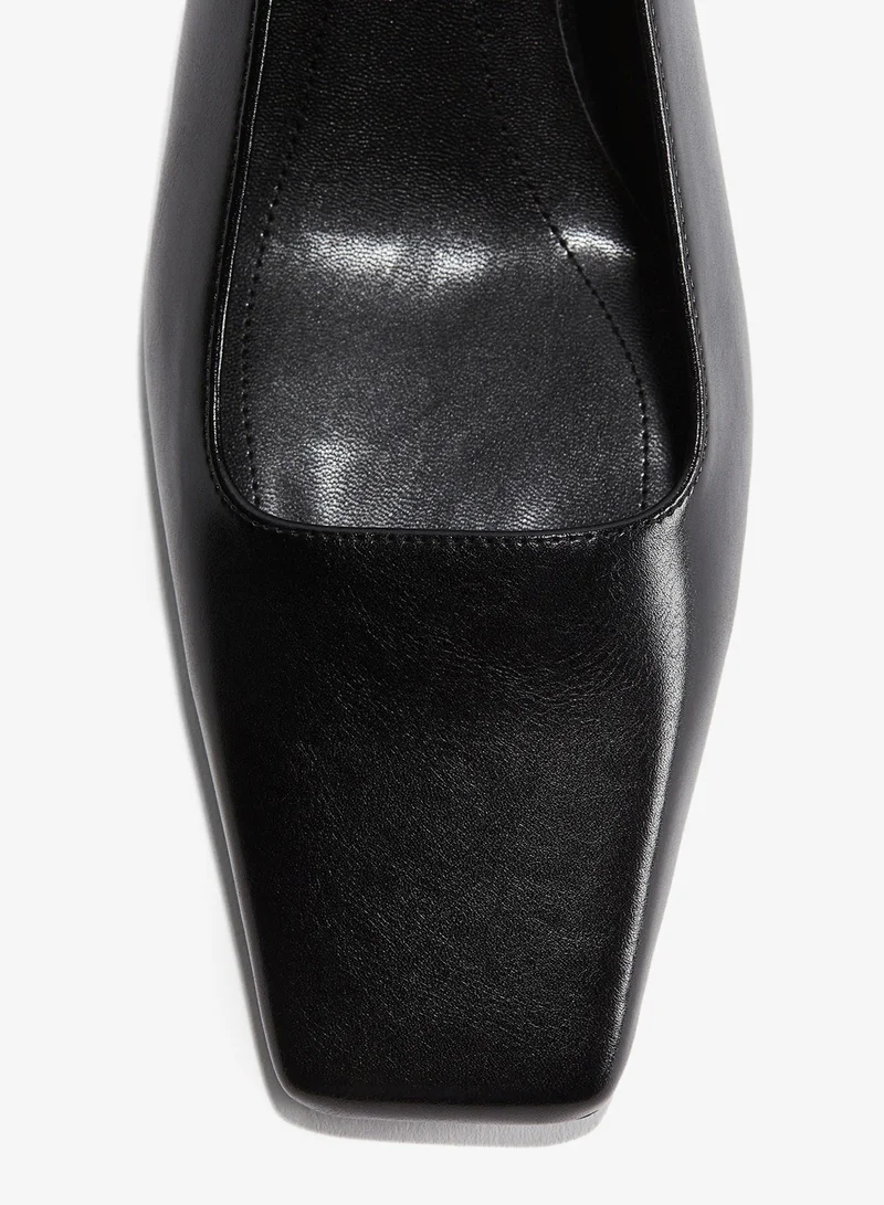 اتش اند ام حذاء بكعب عريض وبتصميم أمامي مربع ومفتوح من الخلف