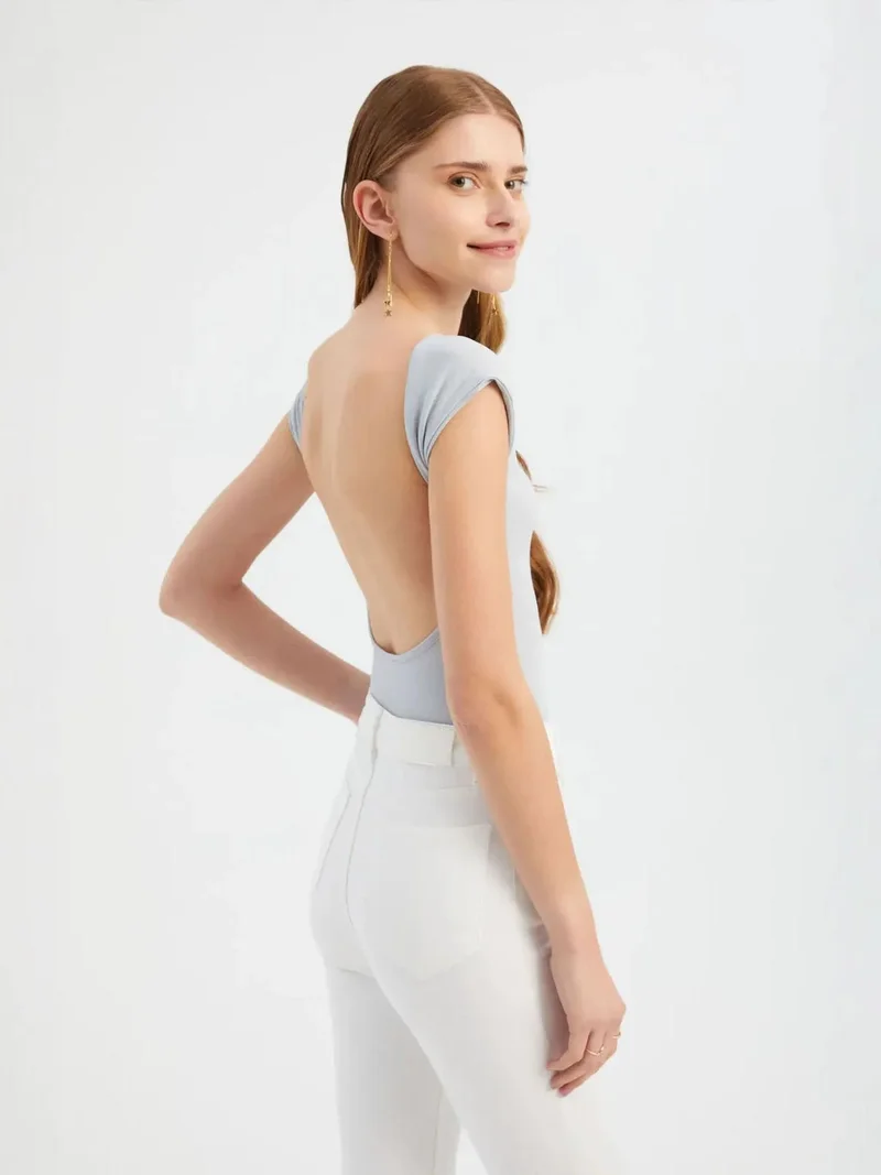 هيكاب بلوزة ضيقة بياقة مستديرة وفتحة خلفية