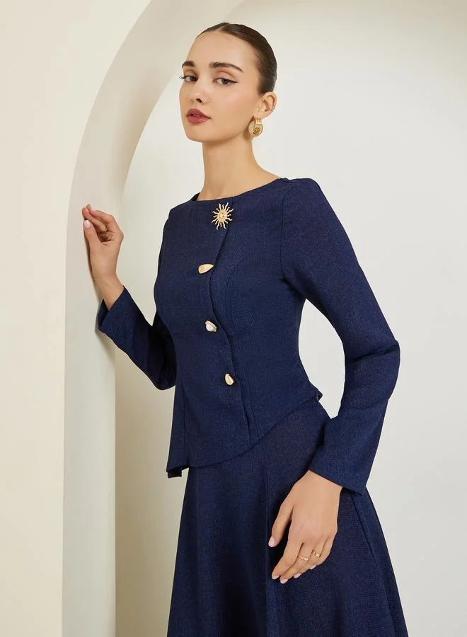 ستايلي بلوزة من التويد بأزرار مزينة