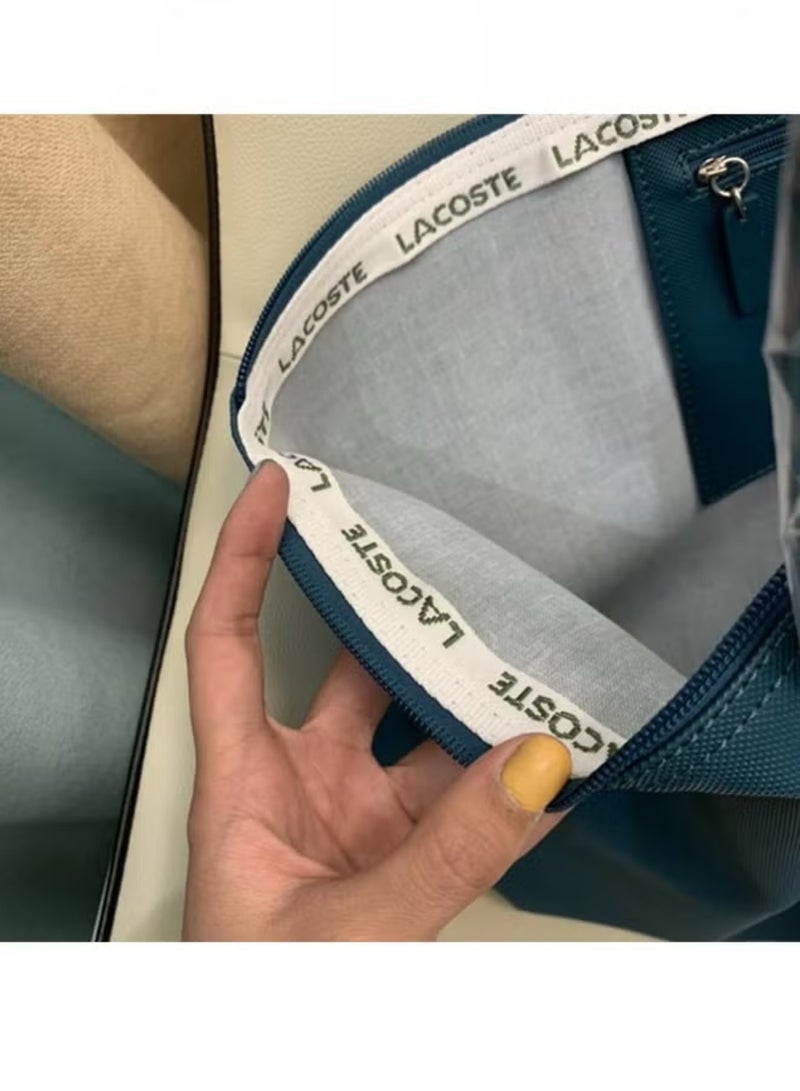 LACOSTE حقيبة يد صغيرة بسحاب متعددة الاستخدامات للنساء من لاكوست باللون الأزرق الببغائي - Image 4