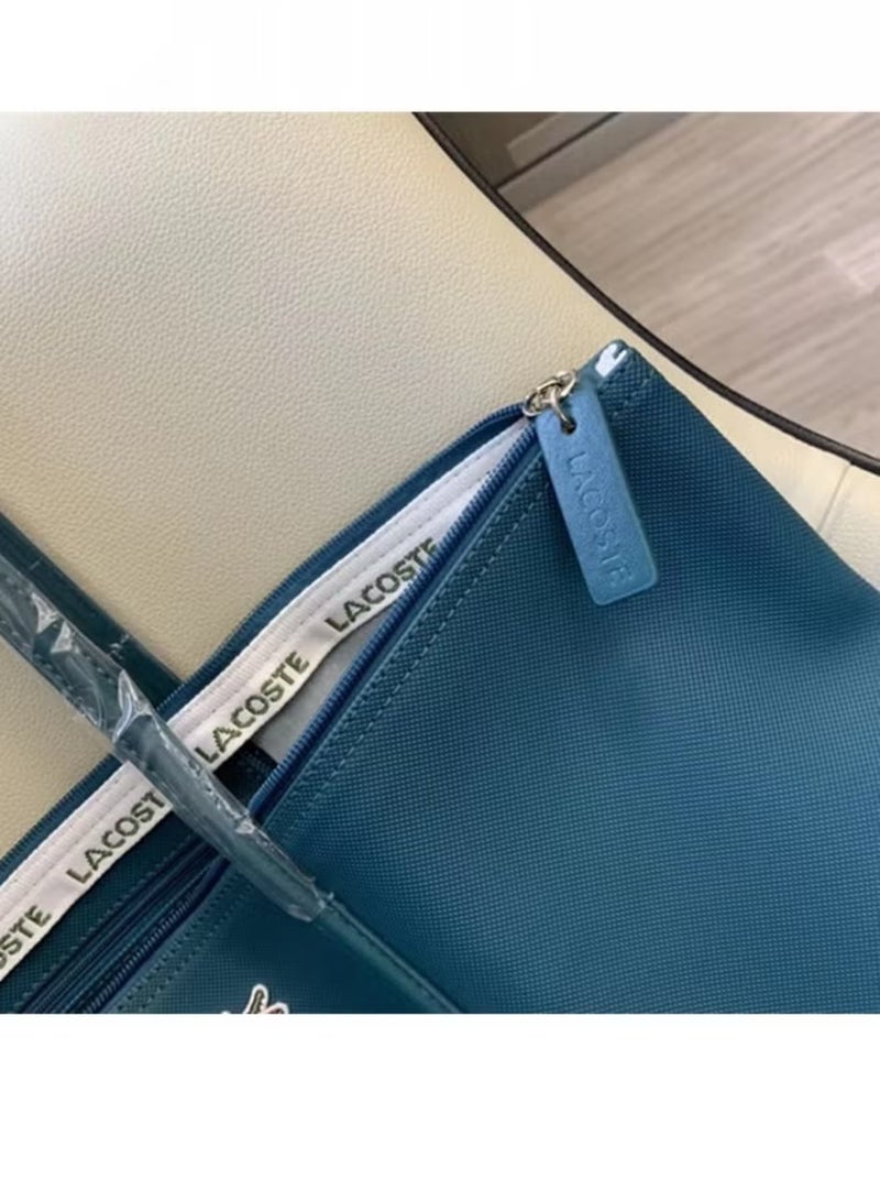LACOSTE حقيبة يد صغيرة بسحاب متعددة الاستخدامات للنساء من لاكوست باللون الأزرق الببغائي - Image 3