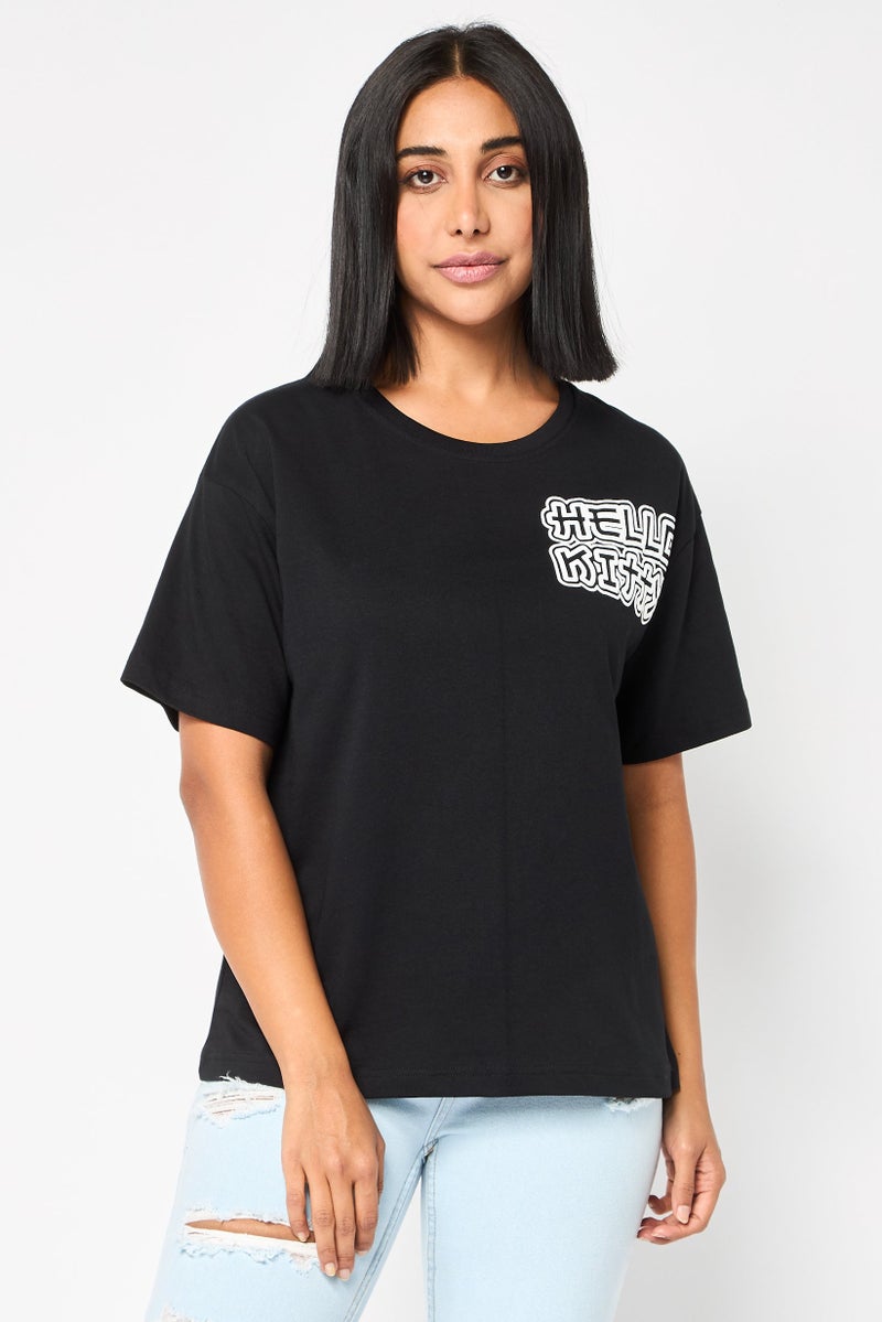 Hello Kitty تي شيرت نسائي بأكمام قصيرة وياقة دائرية، مطبوع برسومات، أسود - Image 1