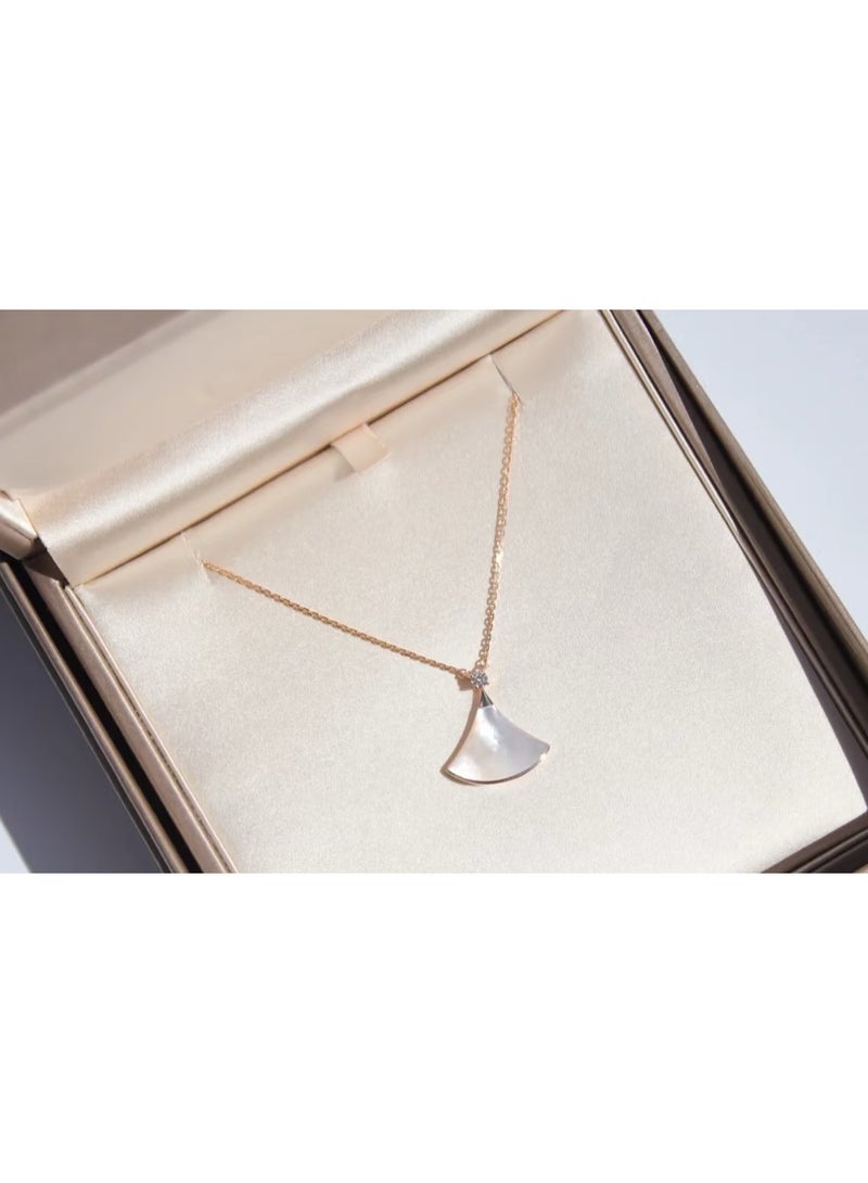 بي في قلادة BV على شكل مروحة - Image 2