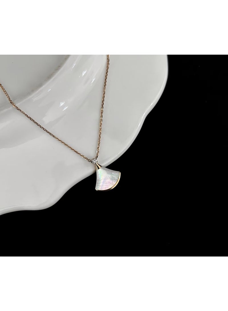 بي في قلادة BV على شكل مروحة - Image 1