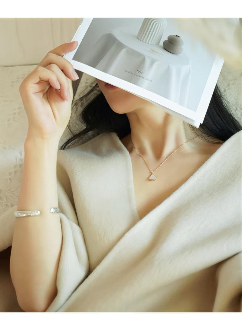 بي في قلادة BV على شكل مروحة - Image 4