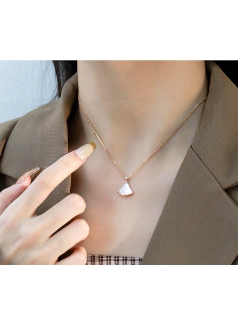 بي في قلادة BV على شكل مروحة - Image 3