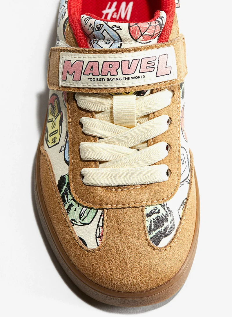 اتش اند ام حذاء رياضي مطبوع