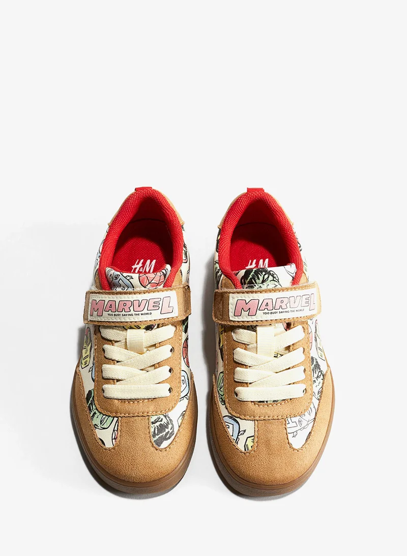 اتش اند ام أحذية رياضية مطبوعة