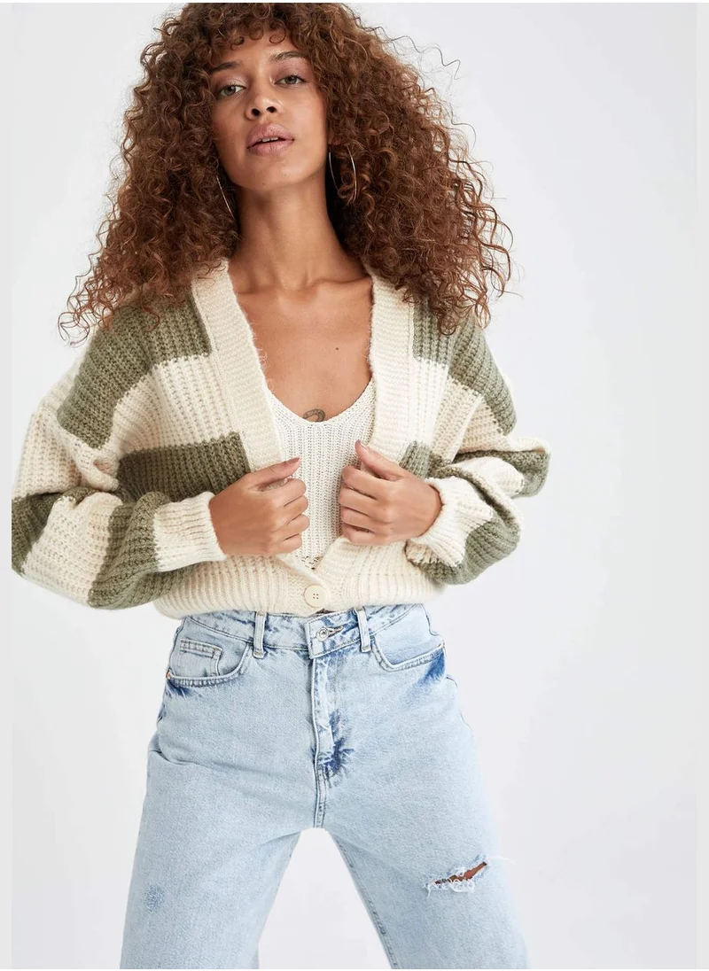 ديفاكتو V-Neck Buttoned Crop Cardigan