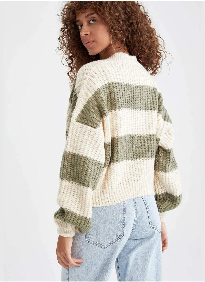 ديفاكتو V-Neck Buttoned Crop Cardigan