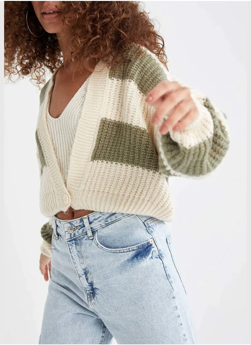 ديفاكتو V-Neck Buttoned Crop Cardigan