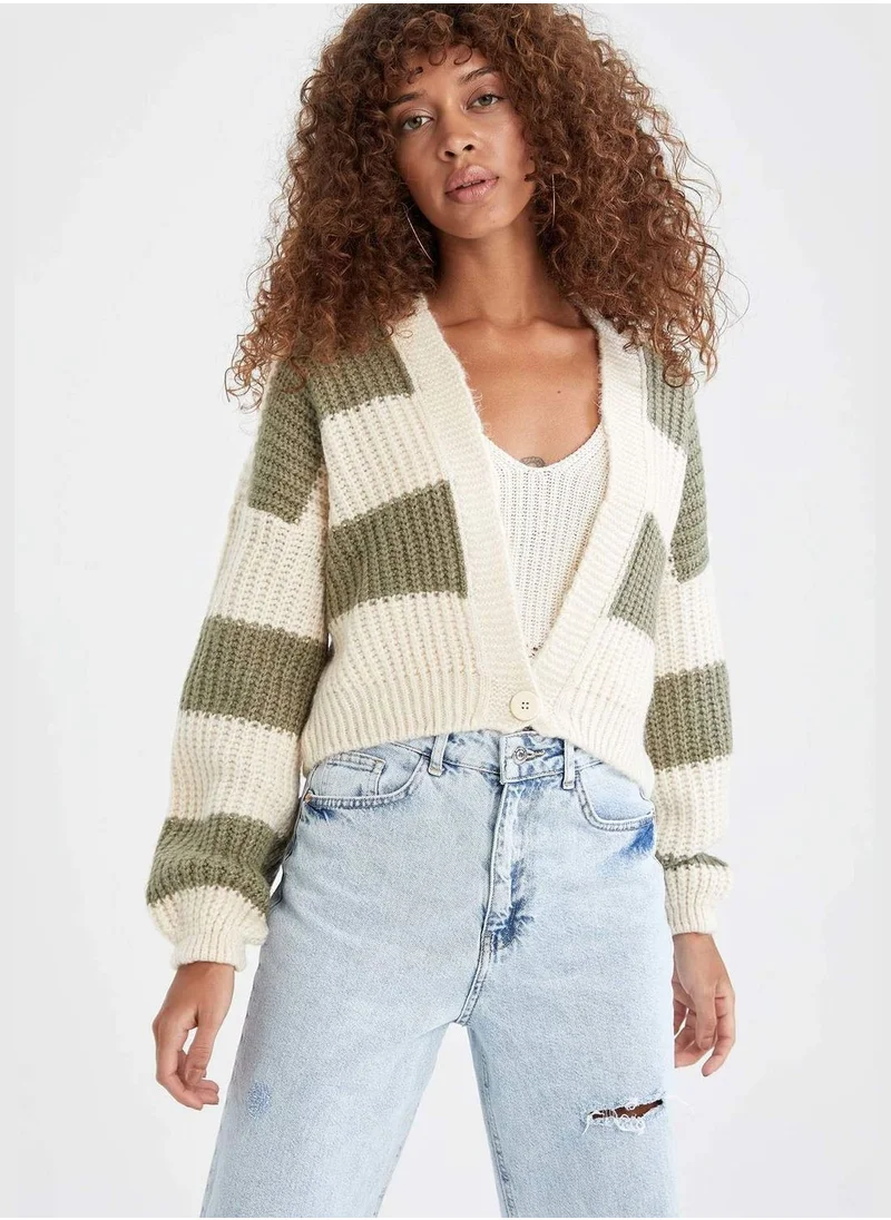 ديفاكتو V-Neck Buttoned Crop Cardigan