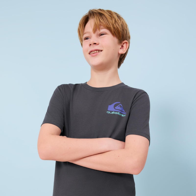 QUIKSILVER تي شيرت قصير الأكمام بشعار كويك سيلفر للأولاد، ناعم ومريح، مقاس عادي، وعاء شروق الشمس، 14-16 - Image 2
