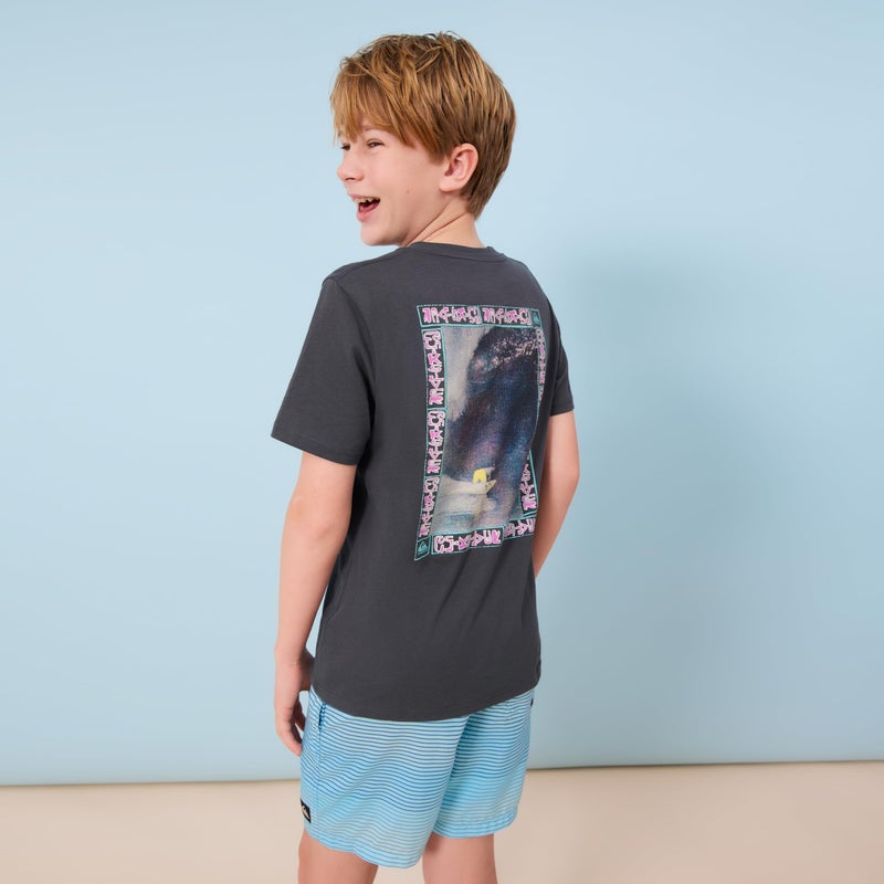 QUIKSILVER تي شيرت قصير الأكمام بشعار كويك سيلفر للأولاد، ناعم ومريح، مقاس عادي، وعاء شروق الشمس، 14-16 - Image 3