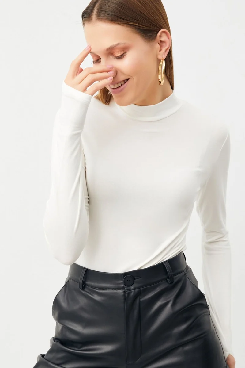 بيبانتولون BIPANTOLON Women's Slim Fit Half Turtleneck Bodysuit