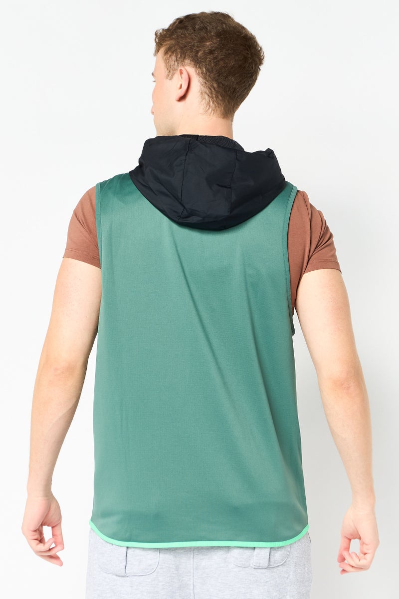 UNDER ARMOUR سترة تدريب بلا أكمام للرجال بتصميم فضفاض مع غطاء رأس، سوداء - Image 2