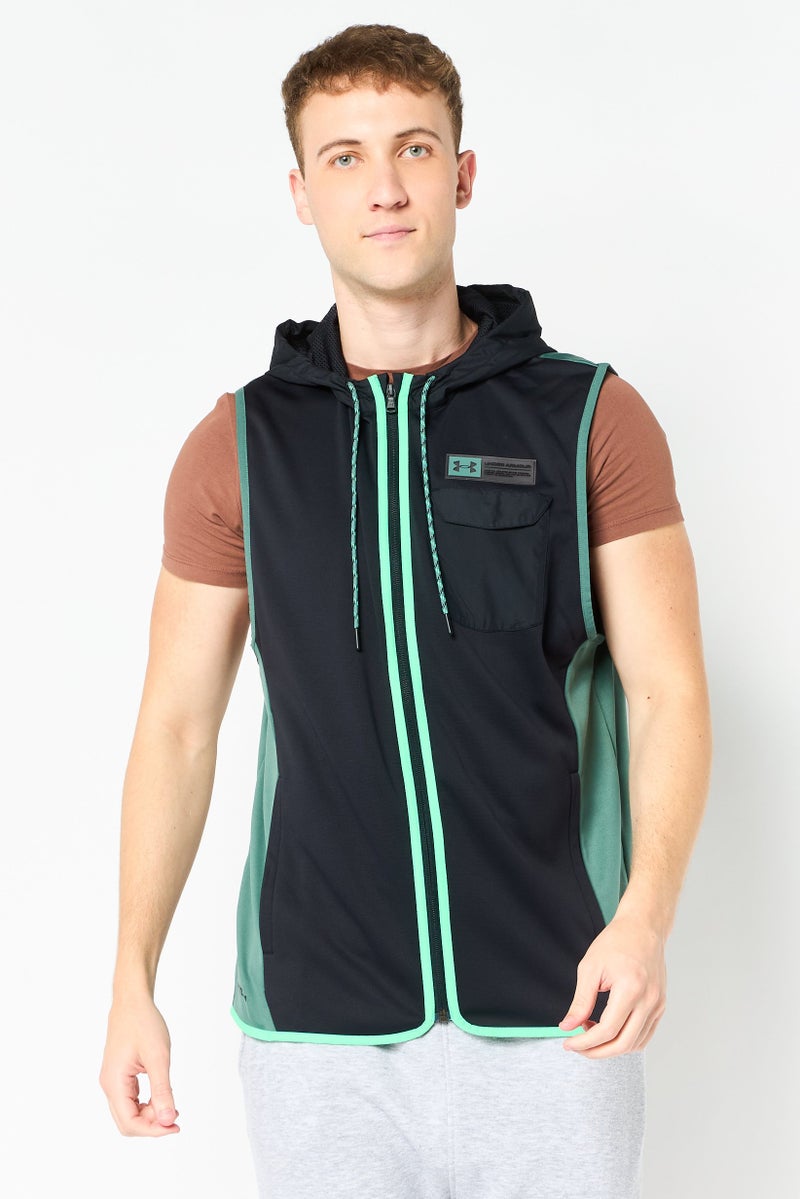 UNDER ARMOUR سترة تدريب بلا أكمام للرجال بتصميم فضفاض مع غطاء رأس، سوداء - Image 1